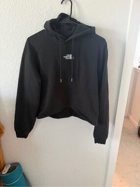 The North Face Black Women's Logo Hoodie. Cropped super cute